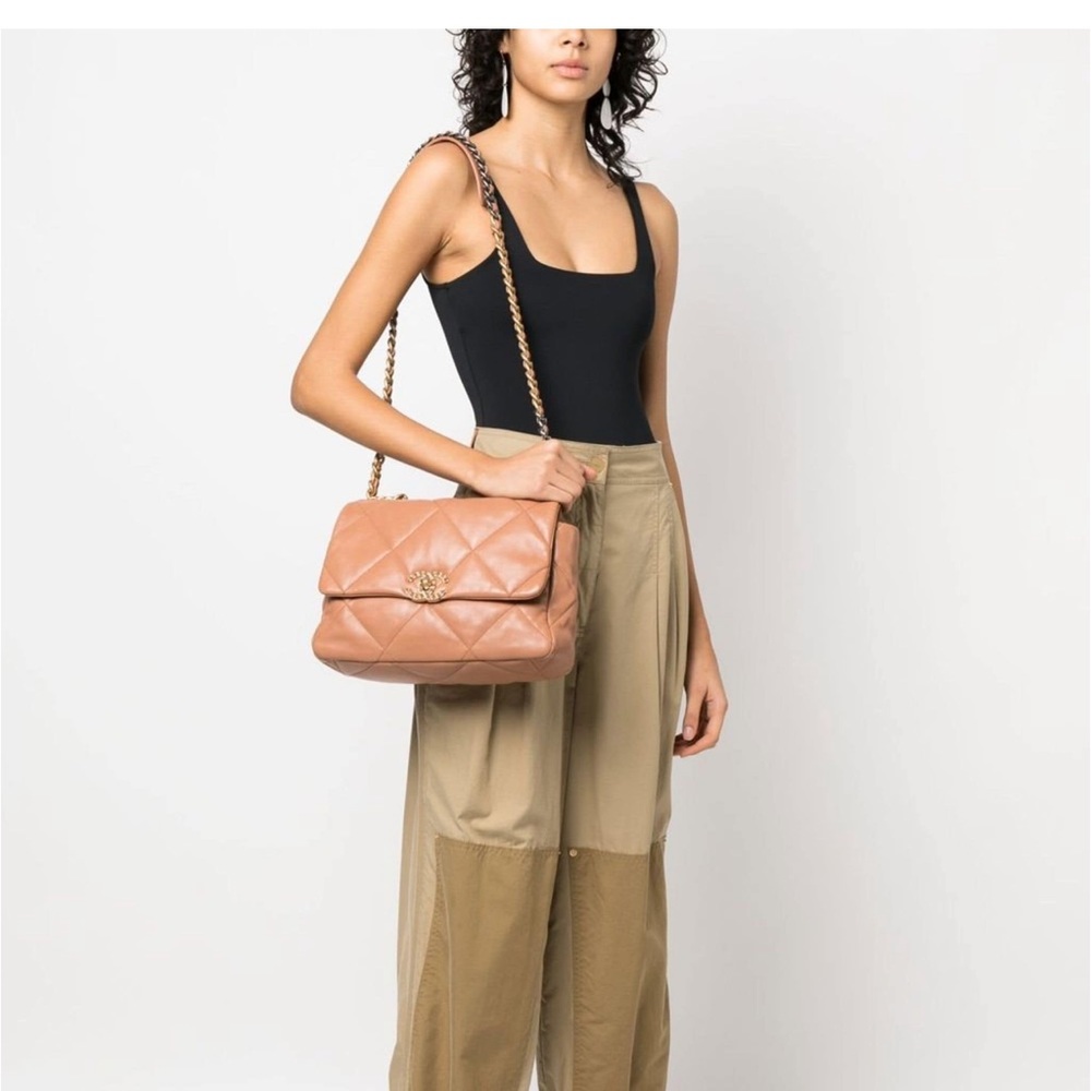 Chanel 19 large ( not maxi )